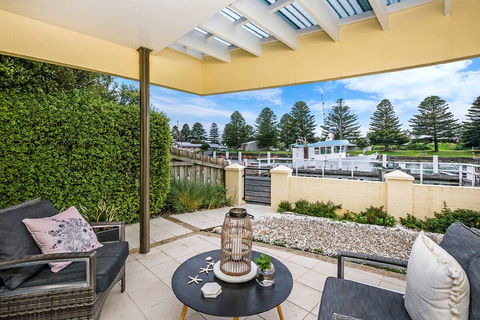 The Waterfront Apartment - Broome Tourism 0