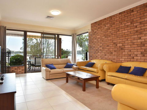 The House On The Lake @ Fishing Point, Lake Macquarie - Honestly Put The Line In And Catch Fish - Broome Tourism 3