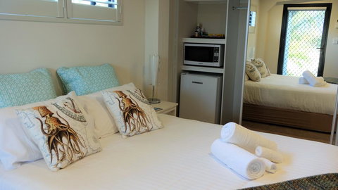 THE TIN SHED Couples Accommodation At Bay Of Fires - Broome Tourism 3