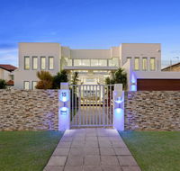 The White House GC Waterfront Home Cinema Jacuzzi Heated Pool - Broome Tourism