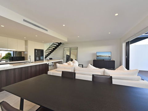 Villa Capri Waterside At Trinity Point - Broome Tourism 3