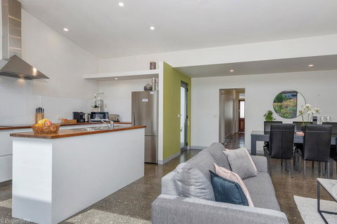 Walk To Salamanca, Queens Cottage LUX 3bdm Queens Cottage - Broome Tourism 1