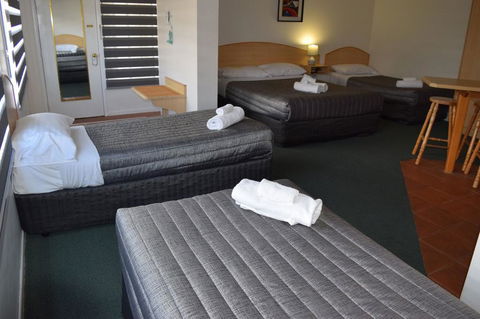 Warwick Vines Motel - Broome Tourism 1