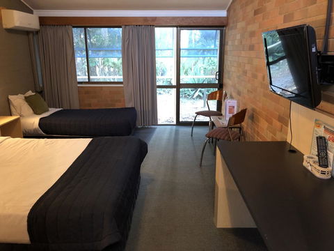 Bribie Island Hotel - Broome Tourism 2