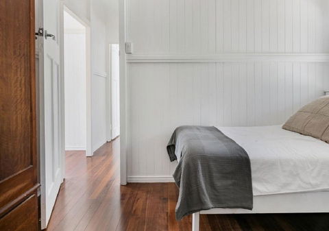 Lake Weyba Noosa Lodge & Kangaroos - Broome Tourism 11