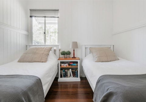 Lake Weyba Noosa Lodge & Kangaroos - Broome Tourism 10