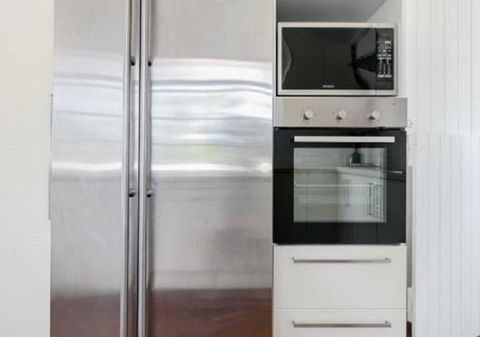 Lake Weyba Noosa Lodge & Kangaroos - Broome Tourism 14