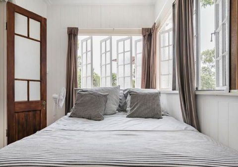 Lake Weyba Noosa Lodge & Kangaroos - Broome Tourism 9