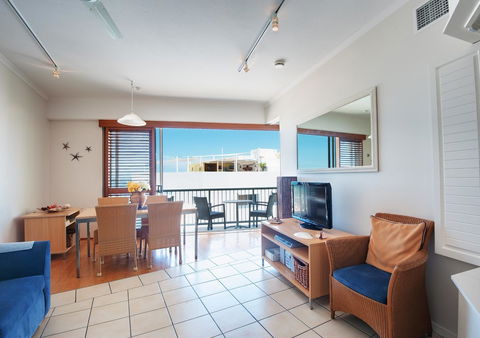 Rolling Surf Resort - Broome Tourism 38