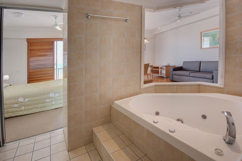 Rolling Surf Resort - Broome Tourism 7