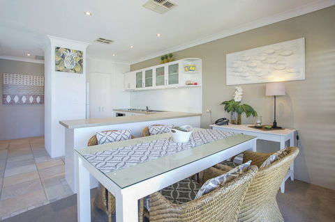 Noosa Shores Resort - Broome Tourism 24