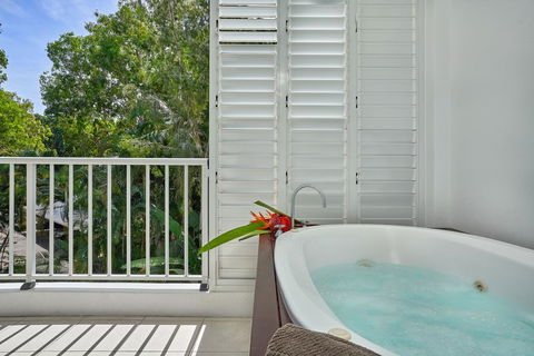 Palm Cove Paradise - Couples Spa Beach Getaway - Broome Tourism 3