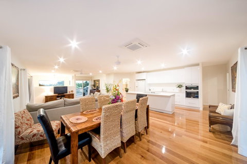 Whitsunday Luxury Homes - Broome Tourism 4