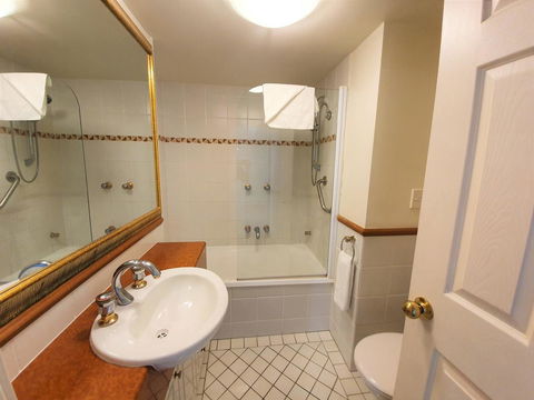Broadbeach Holiday Apartments - Broome Tourism 12