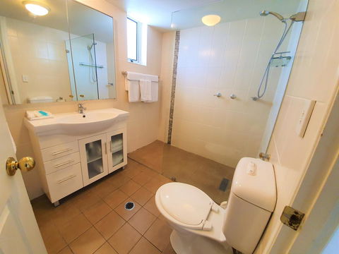 Broadbeach Holiday Apartments - Broome Tourism 21