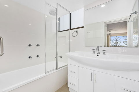 Columbia Beachfront Apartments On Rainbow Bay - Broome Tourism 24