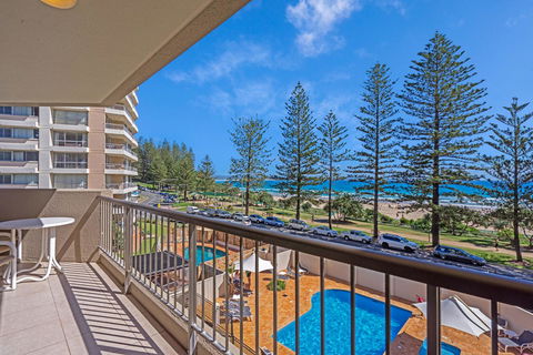 Columbia Beachfront Apartments On Rainbow Bay - Broome Tourism 6