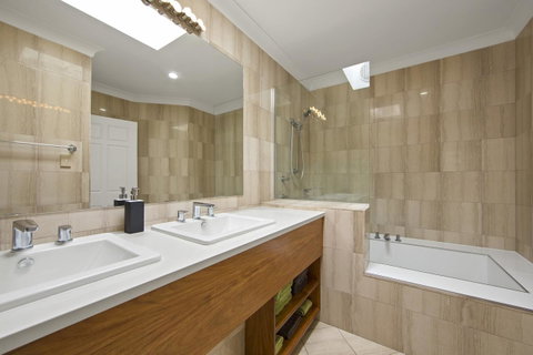 Montipora Unit 3 - In The Heart Of Airlie, Wi-fi And Netflix - Broome Tourism 8