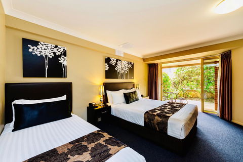 Ambassador On Ruthven - Broome Tourism 1