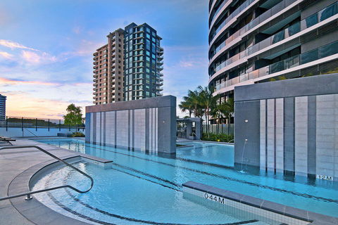 Luxury 3 Bedroom In Heart Of Broadbeach - Broome Tourism 5