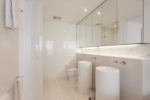 Luxury 3 Bedroom In Heart Of Broadbeach - Broome Tourism 4