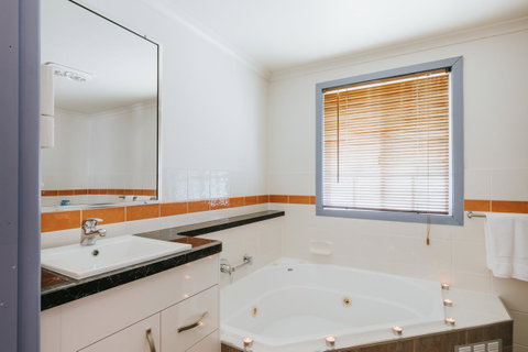 Apple Blossom Cottages - Broome Tourism 9