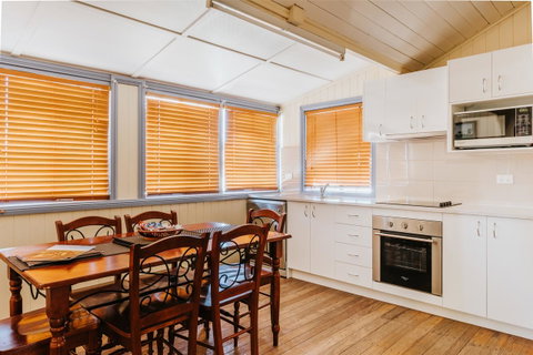 Apple Blossom Cottages - Broome Tourism 7