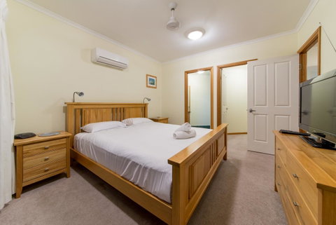 Paradise Penthouse At Waves - Airlie Beach - Broome Tourism 12