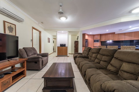 Paradise Penthouse At Waves - Airlie Beach - Broome Tourism 8