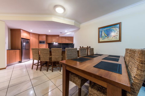 Paradise Penthouse At Waves - Airlie Beach - Broome Tourism 5