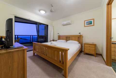 Paradise Penthouse At Waves - Airlie Beach - Broome Tourism 13