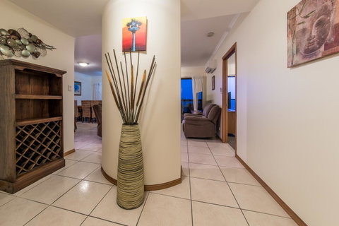Paradise Penthouse At Waves - Airlie Beach - Broome Tourism 19