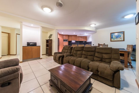 Paradise Penthouse At Waves - Airlie Beach - Broome Tourism 7