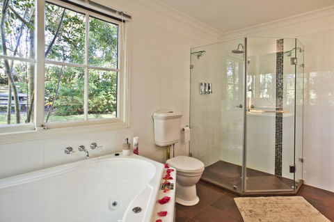 Curtis Falls Cottage - Broome Tourism 4