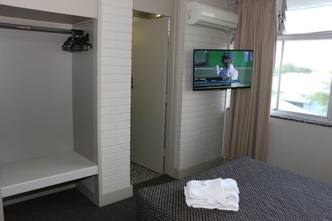 Brighton Hotel - Broome Tourism 9