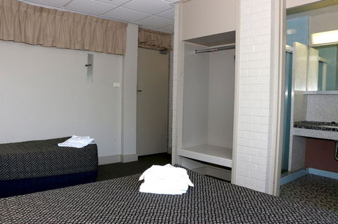 Brighton Hotel - Broome Tourism 7