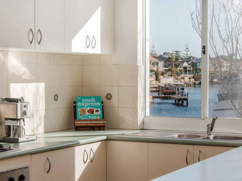 Waters Edge Apartment With Jetty - Broome Tourism 3