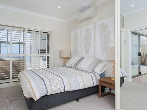Whispering Sands', 10 Sandy Point Road - Luxury Waterfront Home With Aircon, WIFI & Foxtel - Broome Tourism 1