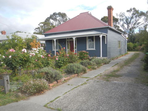 Yarram Cottage: Art And Accommodation - Broome Tourism 1
