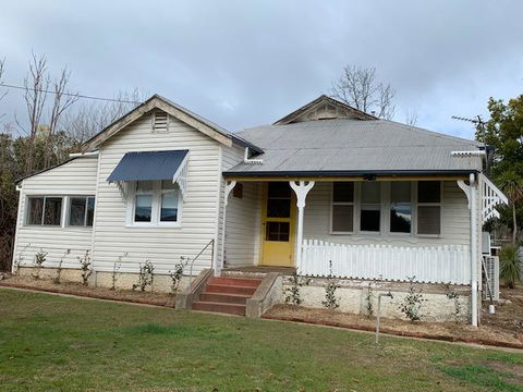 Yellow Door House Adelong - Broome Tourism 1