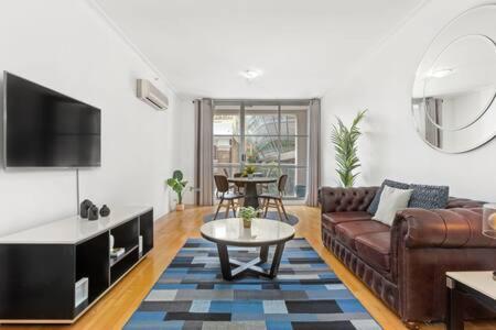 A Comfy Studio For 5 Next To Darling Harbour - Broome Tourism 1