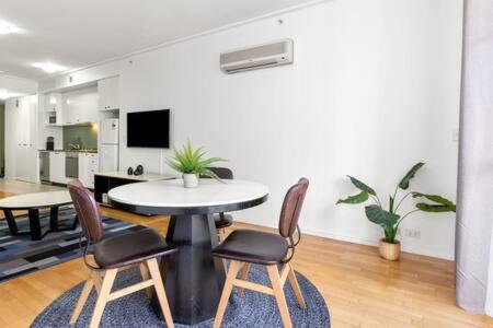 A Comfy Studio For 5 Next To Darling Harbour - Broome Tourism 2