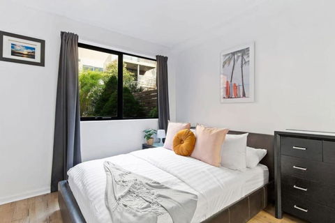 A Spacious 2BR Apt With A Courtyard & FREE Parking - Broome Tourism 1