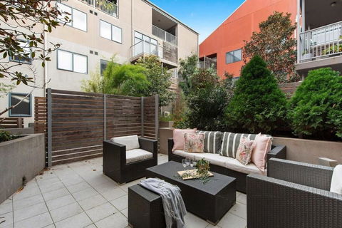 A Spacious 2BR Apt With A Courtyard & FREE Parking - Broome Tourism 2