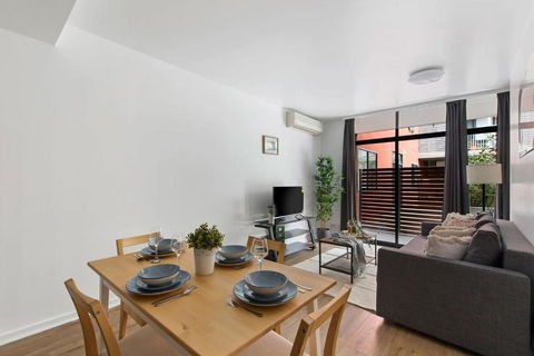 A Spacious 2BR Apt With A Courtyard & FREE Parking - Broome Tourism 4