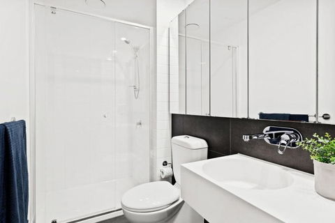 A Stylish 2BR Apt Next To Southern Cross With City Views - Broome Tourism 3