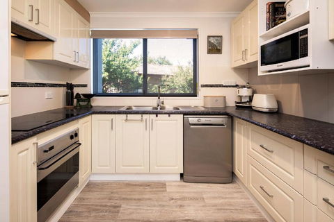 Aalen Lakeview Suite - Broome Tourism 3