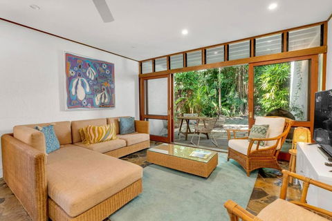 Absolute Beachfront, Heart Of Port Douglas - 24 S - Broome Tourism 1