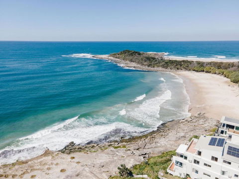 Absolute Oceanfront Yamba - Oceanstays - Broome Tourism 1