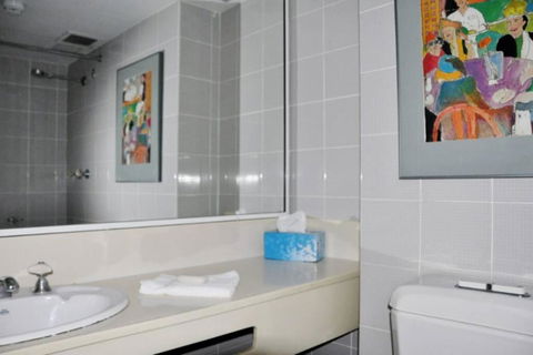 Accommodation Sydney: Hyde Park View 2 Bedroom 1 Bathroom Pet Friendly Apartment - Broome Tourism 3